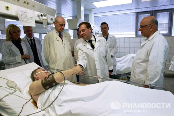 Medvedev, Putin visit Moscow airport blast victims - Sputnik International