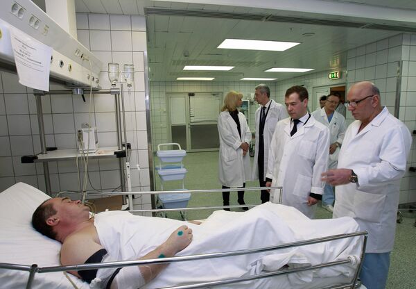 Medvedev, Putin visit Moscow airport blast victims - Sputnik International