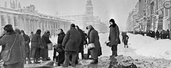 Residents of Leningrad line up to collect water Residents of Leningrad line up to collect water - Sputnik International