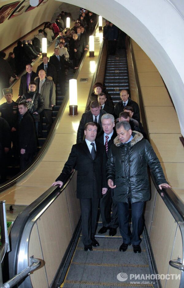 Medvedev deep in Moscow metro - Sputnik International