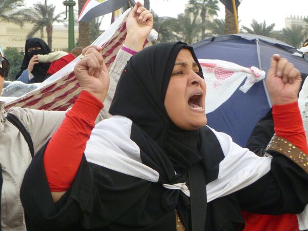Egyptian woman on Cairo's Tahrir Square leading anti-Mubarak slogans - Sputnik International