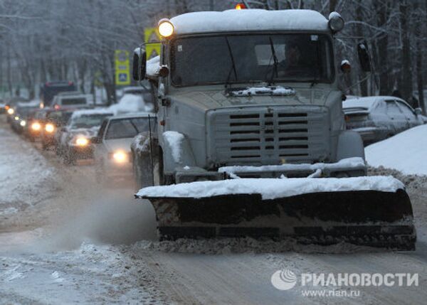 Snowdrifts and puddles take over Moscow - Sputnik International