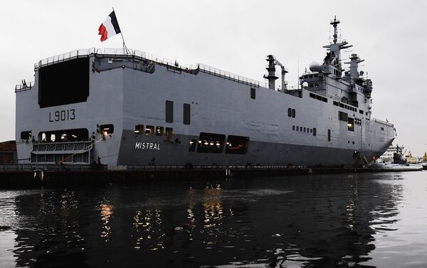 Russia and France signed a $1.7 billion (1.2 bln euro) contract on two Mistral class ships for the Russian Navy in St. Petersburg on Friday. - Sputnik International