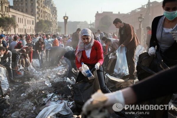 Dismantling barricades and clearing garbage in Cairo’s Tahrir Square - Sputnik International