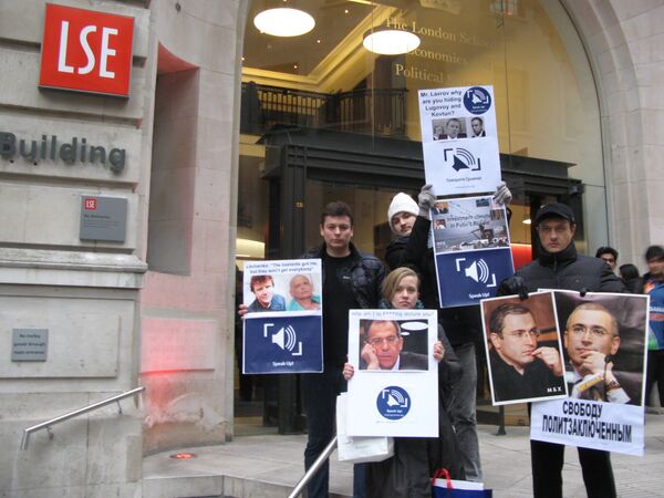 London activists try to pass on 'presents' to Medvedev, Putin - Sputnik International