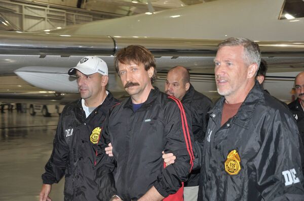 Former Soviet military officer Viktor Bout (middle) was arrested in Thailand in March 2008 during a sting operation led by U.S. agents. - Sputnik International