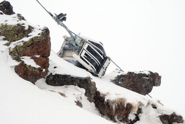 A cable car used to carry skiers up the slopes of Mt. Elbrus was hit by an explosion. - Sputnik International