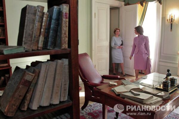 Супруга президента РФ Светлана Медведева и испанская королева София посетили Музей-квартиру Пушкина - Sputnik International
