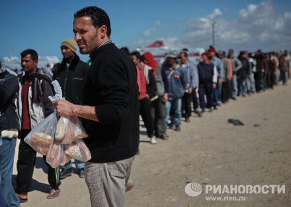 Refugees flee Libya through Benghazi port - Sputnik International