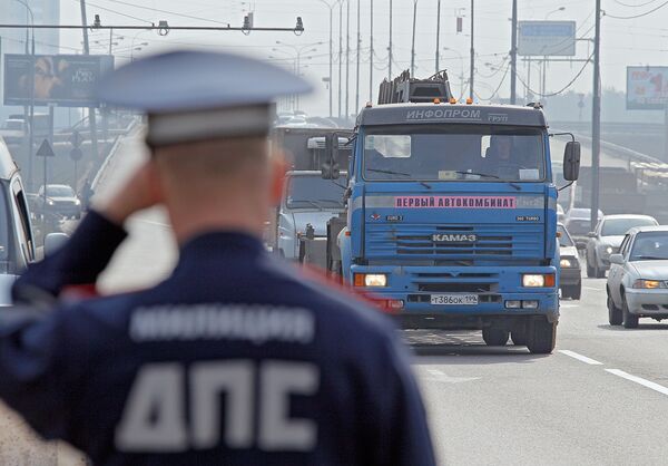 Russian driver drags police inspector for 1.5 km on car hood - Sputnik International