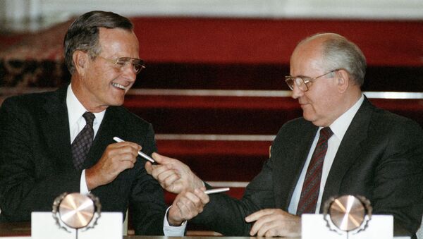 Джордж Буш и Михаил Горбачев - Sputnik International