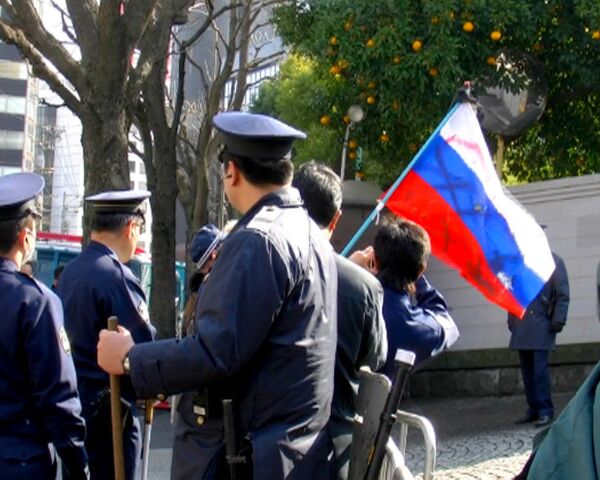 Japanese radicals desecrate Russian flag - Sputnik International