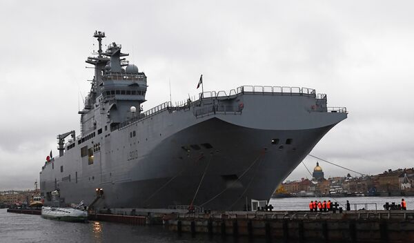 French-designed Mistral-class amphibious assault ship in Saint-Petersburg (archive) - Sputnik International
