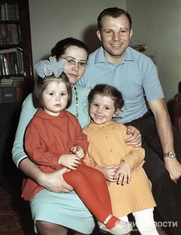 Yury Gagarin and his family - Sputnik International