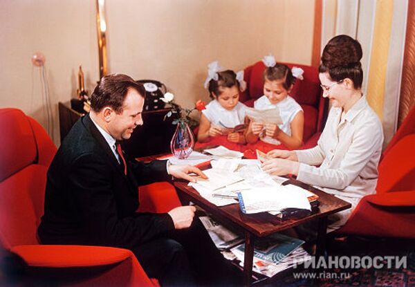 Yury Gagarin and his family - Sputnik International