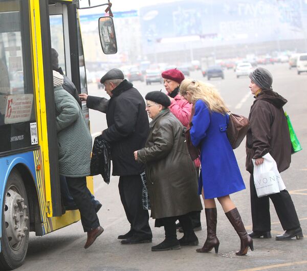 A bunch of people getting on a trolley bus in downtown Moscow - Sputnik International