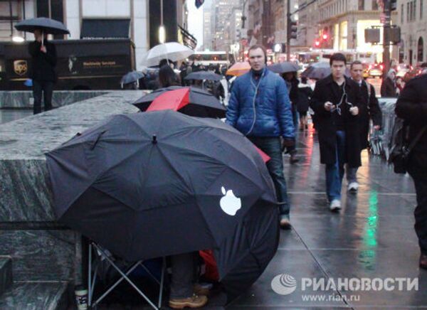First lucky buyers of iPad 2‎ at Apple store on Fifth Avenue - Sputnik International