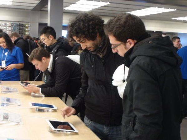 First lucky buyers of iPad 2‎ at Apple store on Fifth Avenue - Sputnik International