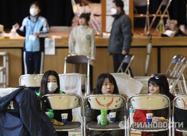 Japanese quake victims find refuge in a sports hall - Sputnik International