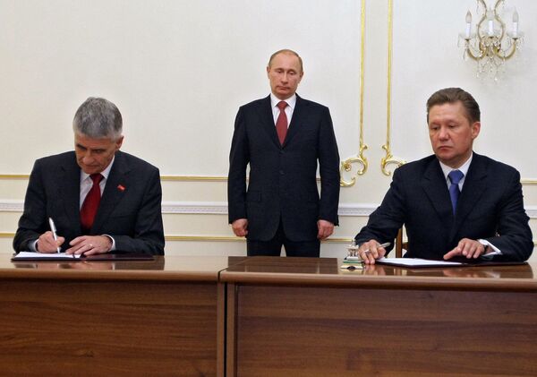 Gazprom CEO Alexei Miler and BASF board chairman Juergen Hambrecht signed the document in the presence of Russian Prime Minister Vladimir Putin. - Sputnik International