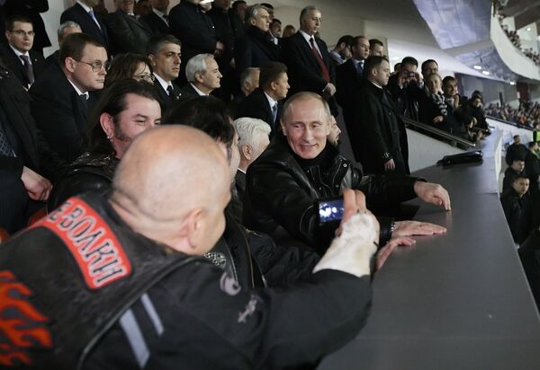 Putin meets with Serbian bikers at football stadium - Sputnik International
