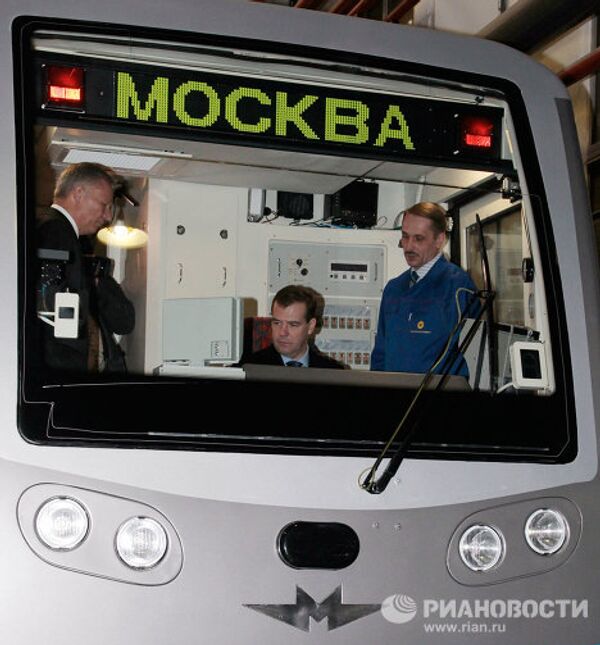 Dmitry Medvedev tries his hand as a subway driver  - Sputnik International