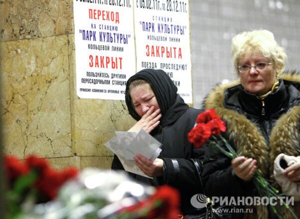 Flowers commemorate victims of deadly blasts in Moscow metro - Sputnik International