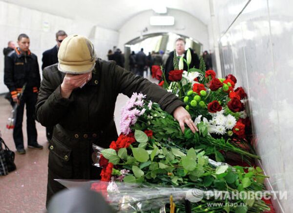 Flowers commemorate victims of deadly blasts in Moscow metro - Sputnik International