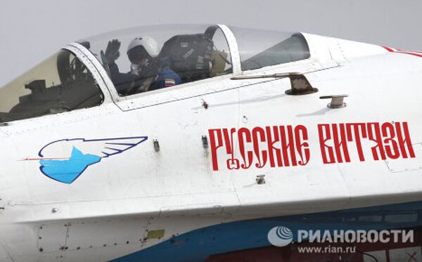Russkiye Vityazi and  Strizhi aerobatic teams in training - Sputnik International