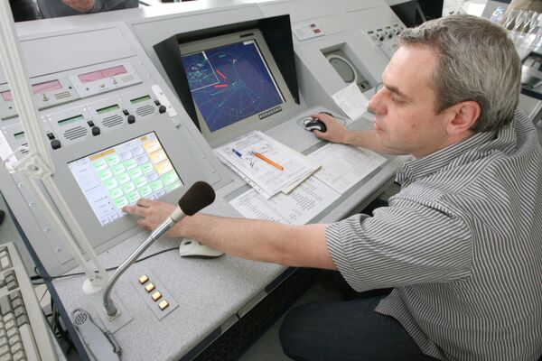  A Russian air controller at work - Sputnik International