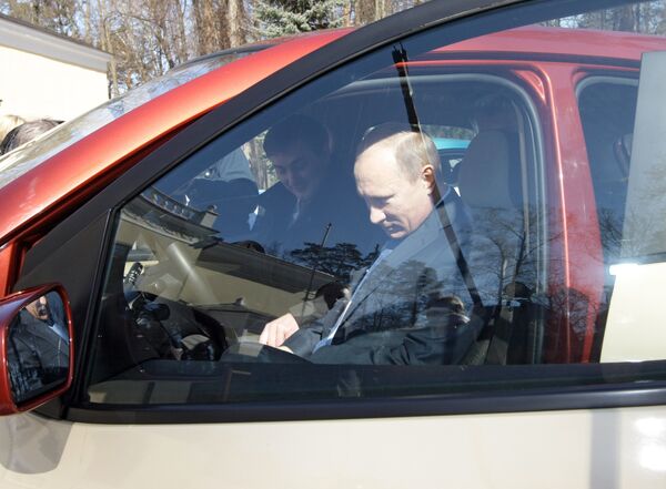 Putin test-drives new Russian Yo-mobile to Medvedev's house - Sputnik International