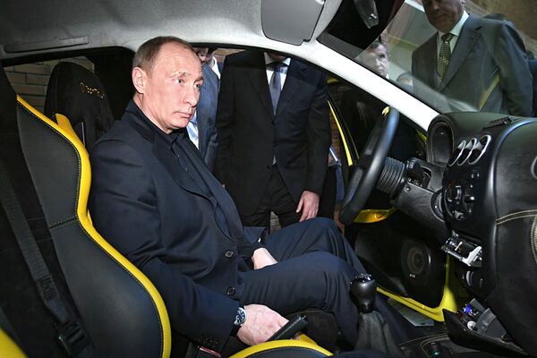 Putin gets behind the wheel - Sputnik International