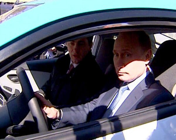 Putin test-drives Yo-mobile to Medvedev’s residence - Sputnik International