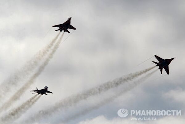 Russian Knights mark 20th anniversary with aerobatic stunts  - Sputnik International