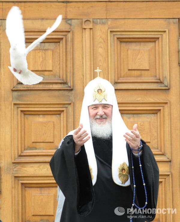 Patriarch Kirill and Svetlana Medvedev release doves on Annunciation Day  - Sputnik International