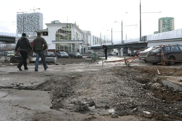 The sinkhole that formed on Marshala Zhukova Avenue as a result of the cave-in was 15m (49ft) deep and 3m (10ft) wide. - Sputnik International