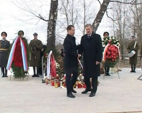 Medvedev, Komorowski pay tribute to Polish plane crash victims - Sputnik International