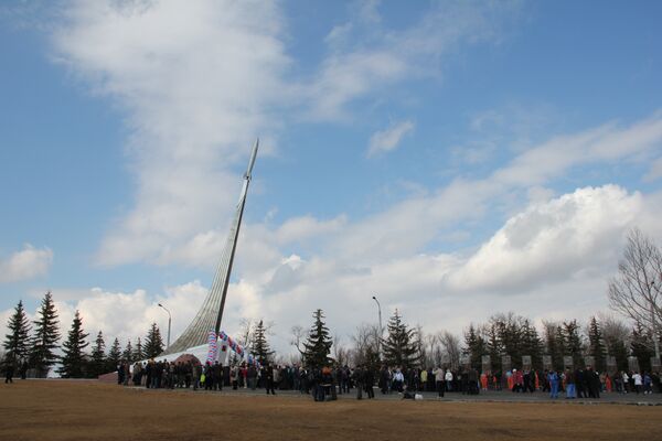 Soviet monument in honor of Gagarin landing site near  Saratov - Sputnik International