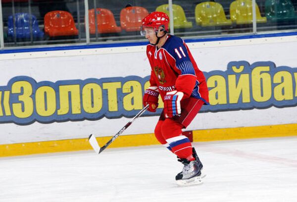 Премьер-министр РФ Владимир Путин принимает участие в тренировке юных хоккеистов перед финалом турнира Золотая шайба - Sputnik International