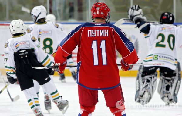 Novice skater Putin plays ice-hockey - Sputnik International