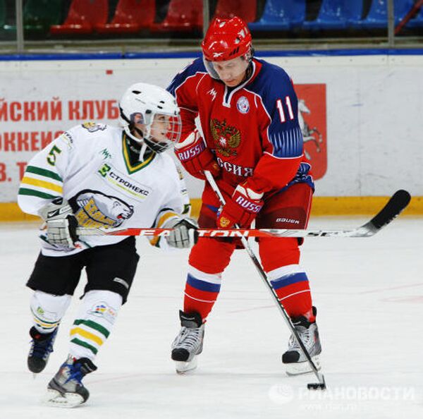Премьер-министр РФ Владимир Путин принимает участие в тренировке юных хоккеистов перед финалом турнира Золотая шайба - Sputnik International