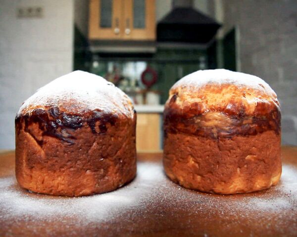 Kulich, a glazed cake baked under a recipe similar to Italian panettone, makes an important part of Russian Easter dinner. - Sputnik International
