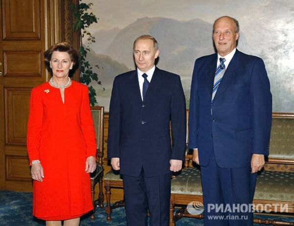 Vladimir Putin crosses paths with royalty - Sputnik International