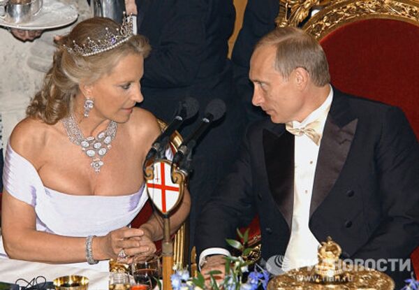Vladimir Putin crosses paths with royalty - Sputnik International