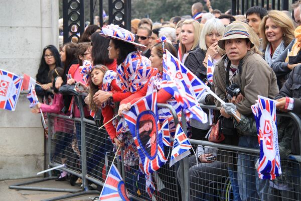Million-strong crowd cheer royal newlyweds - Sputnik International