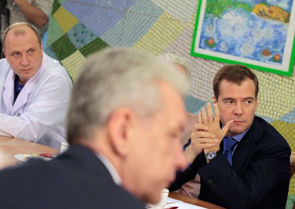 Dmitry Medvedev during a visit to a children's hospital in Moscow - Sputnik International