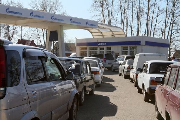 Putin instructs Russian ministries to solve problem with gasoline shortage - Sputnik International