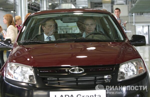 Putin tests new Russian car Lada Granta  - Sputnik International