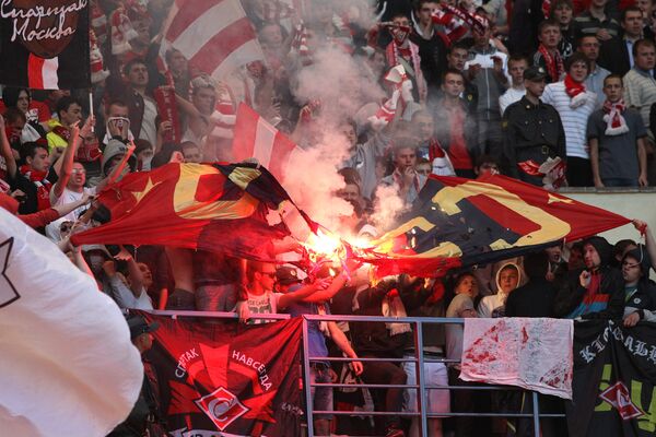 Spartak fans burn CSKA flag - Sputnik International