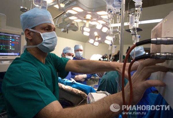 Moscow surgeons perform rare heart operation  - Sputnik International